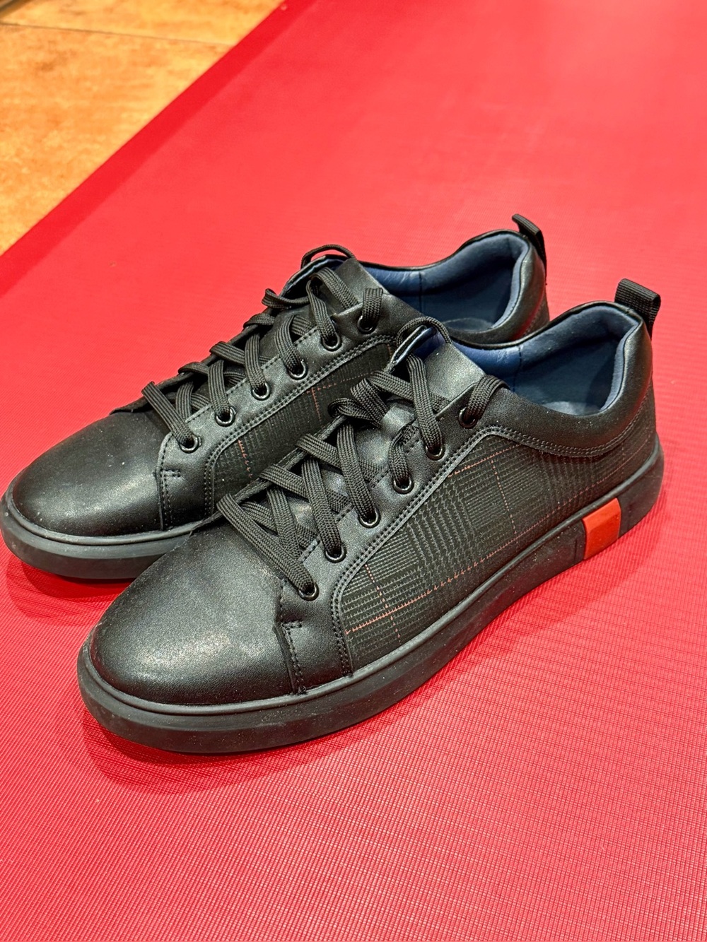 Men’s Casual Shoes Sneakers Grey/Black Red Plad Size 11 Leather Rubber